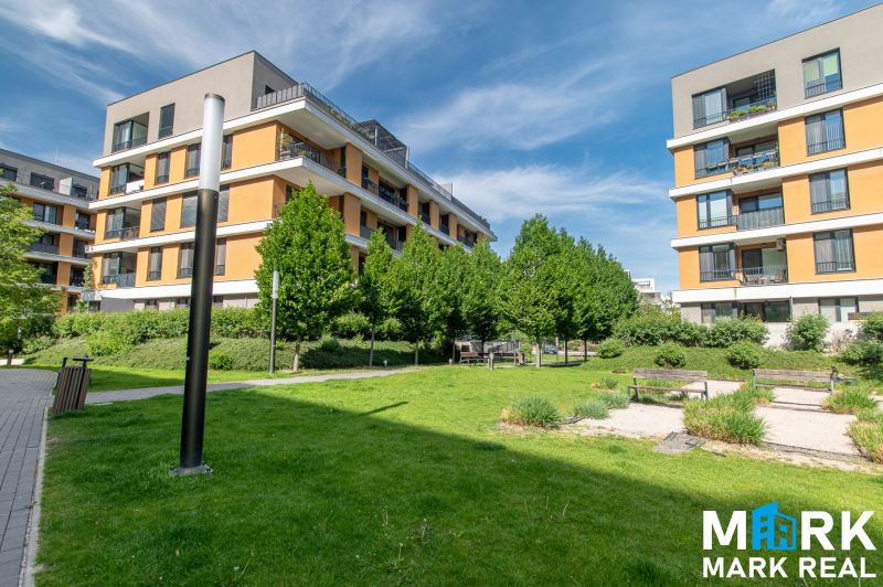 Wohnkomplex in der Bajkalská-Straße in Bratislava, mit Grünflächen und Bänken im Hof.