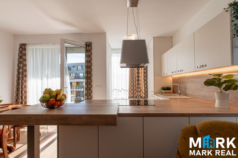 Küche in einer 2-Zimmer-Wohnung mit offenem Balkon und Dekor aus Holzboden.