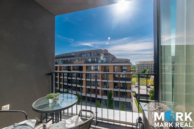 Ein Balkon mit Blick auf moderne Architektur in Bratislava in der Bajkalská-Straße.