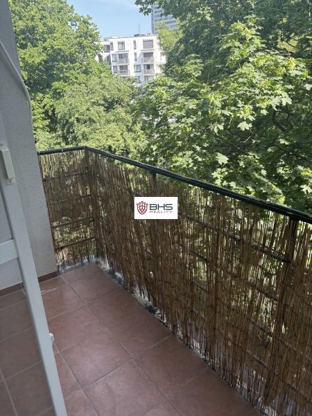 Balkon mit Blick ins Grüne in einer 2-Zimmer-Wohnung in der Dobrovského Straße, Bratislava Altstadt.