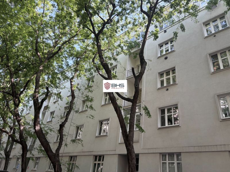 Das weiße Wohnhaus in der Dobrovského-Straße in Bratislava Altstadt, umgeben von Grün.