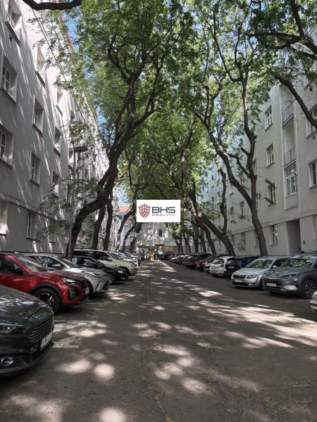 Parken zwischen Bäumen in der Dobrovského-Straße in Bratislava Staré Mesto, umgeben von 2-Zimmer-Wohnungen.