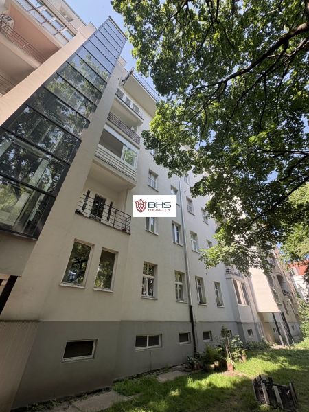 Wohnhaus in Bratislava Altstadt in der Dobrovského Straße, das 2-Zimmer-Wohnungen mit Balkonen anbietet.