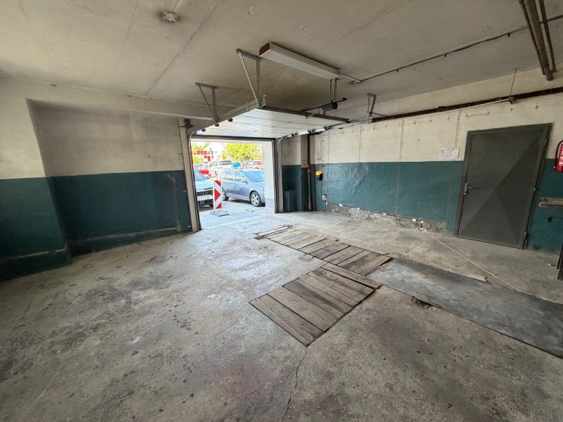 In der Garage mit offenen Türen, Betonboden. Ohne Auto.