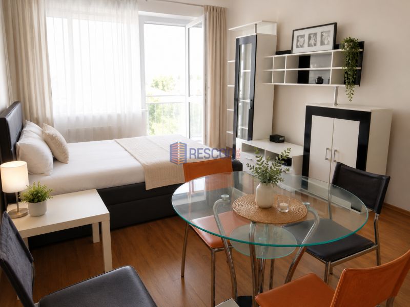 Innenraum eines Einzimmerapartments mit Bett, Tisch, Glastisch und Schränken, Boden mit Holzdekor.