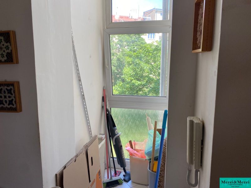 Fensterteil einer 2-Zimmer-Wohnung mit Kartons, Reinigungsmitteln und Gegensprechanlage.