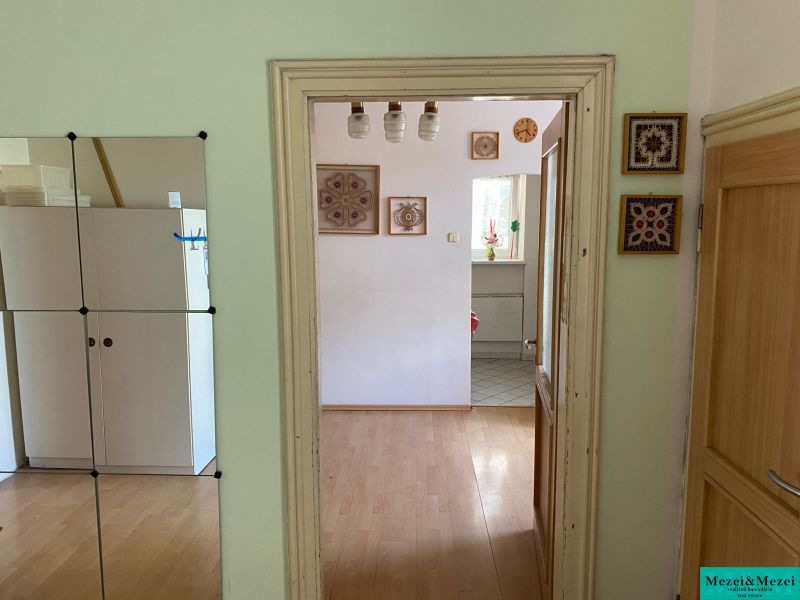 Der Boden ist mit einem Holzdekor, einem Spiegel und Dekorationen an der Wand.