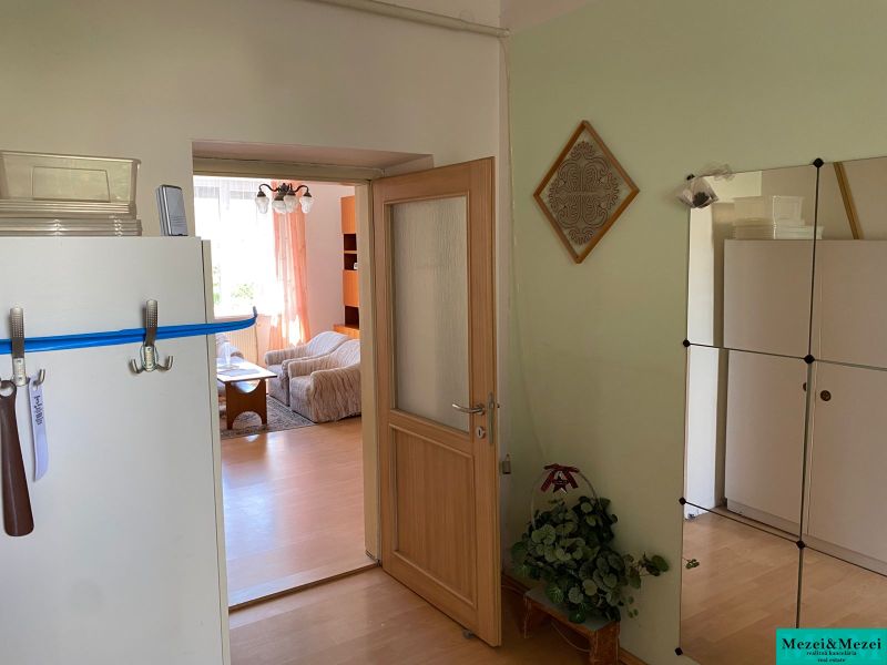 Innenraum einer 2-Zimmer-Wohnung mit Holzboden, sichtbares Wohnzimmer.