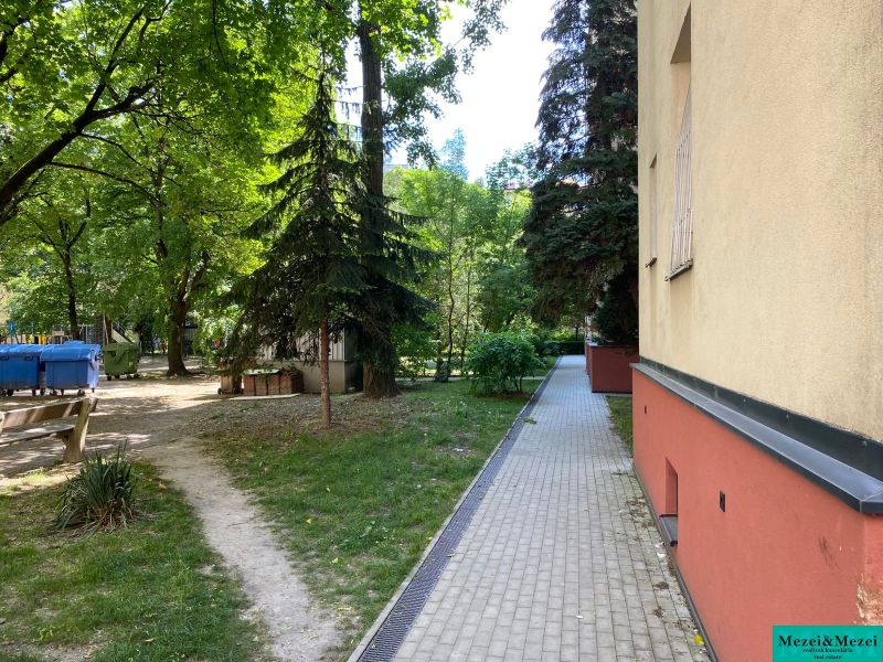 Eine ruhige Umgebung mit einem Gehweg und Grünflächen an der Legionárska-Straße in Bratislava.