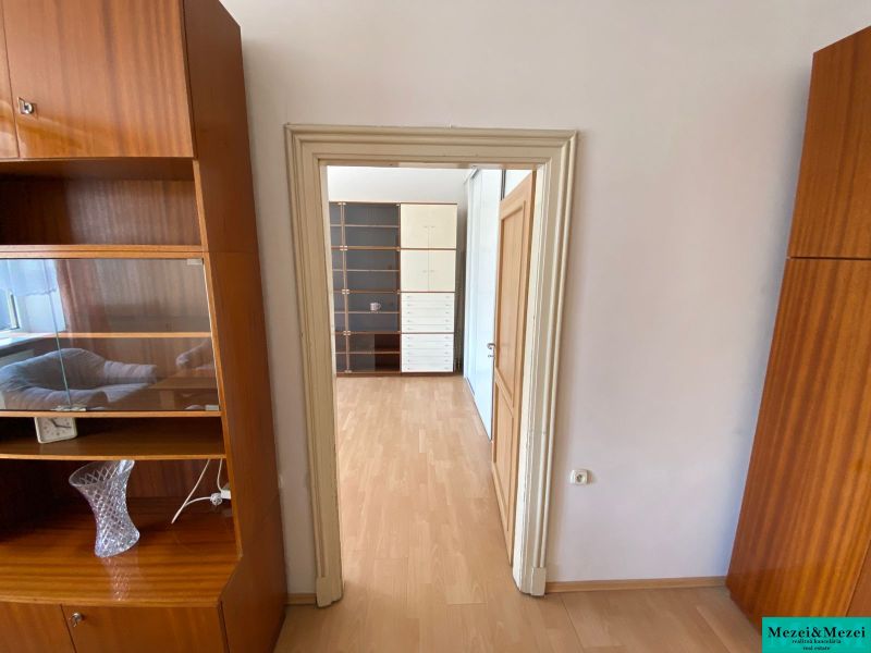 Innenraum einer 2-Zimmer-Wohnung mit Holzboden und Holzmöbeln.