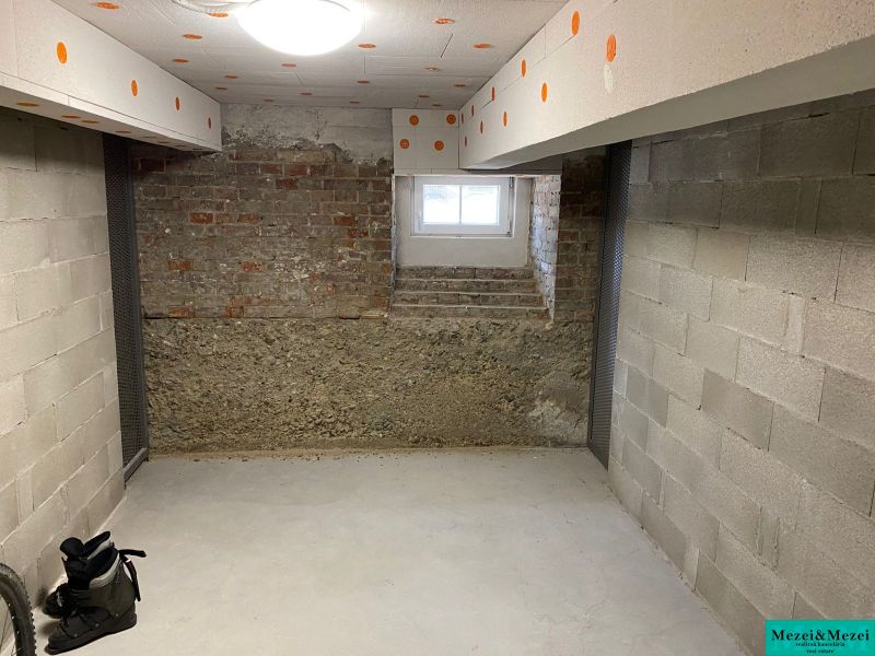Kellerraum mit Betonwänden und Fenster in einer 2-Zimmer-Wohnung.