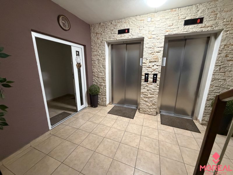Eingangshalle mit zwei Aufzügen in einer 2-Zimmer-Wohnung auf der P.O. Hviezdoslava in Topoľčany.