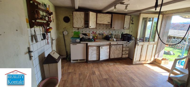 Küchenbereich in einem Einfamilienhaus mit Holzboden und rustikaler Dekoration.