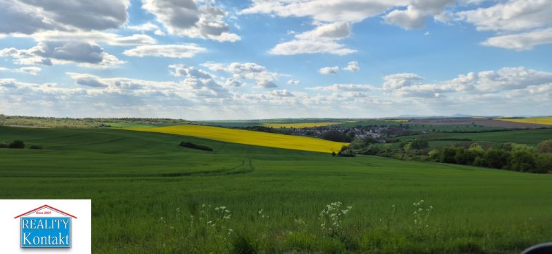 Das Dorf bietet einen atemberaubenden Blick auf die grüne Landschaft mit blauem Himmel und Wolken.