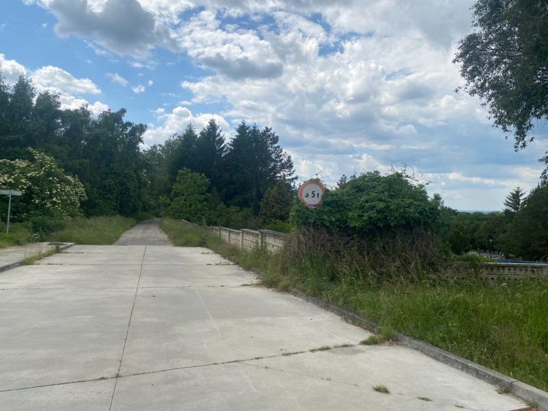 Ein Weg in der Rímska-Straße in Stupava zwischen Grünflächen, geeignet für Wohnbaugrundstücke.