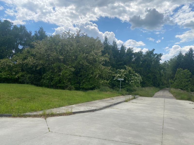 Grundstücke - Wohnen in der Rímska-Straße in Stupava, umgeben von Grünflächen und einer Straße.
