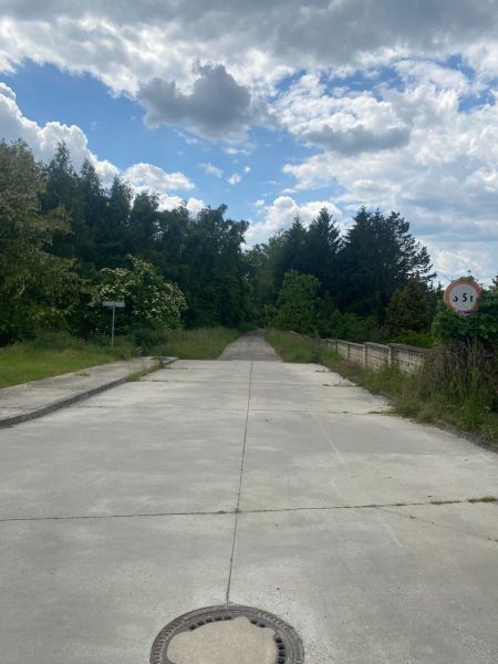 Betonstraße in der Rímska-Straße in Stupava, umgeben von Grünflächen, Grundstücke - Wohnen.