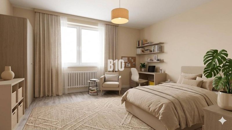 Helles Schlafzimmer im Einfamilienhaus, helle Vorhänge, Bett, Tisch, Boden mit Holzdekor.