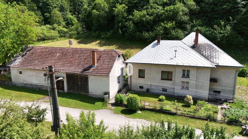 Einfamilienhaus in Belá-Dulice, mit Anbau, vor dem Wald und mit Garten.