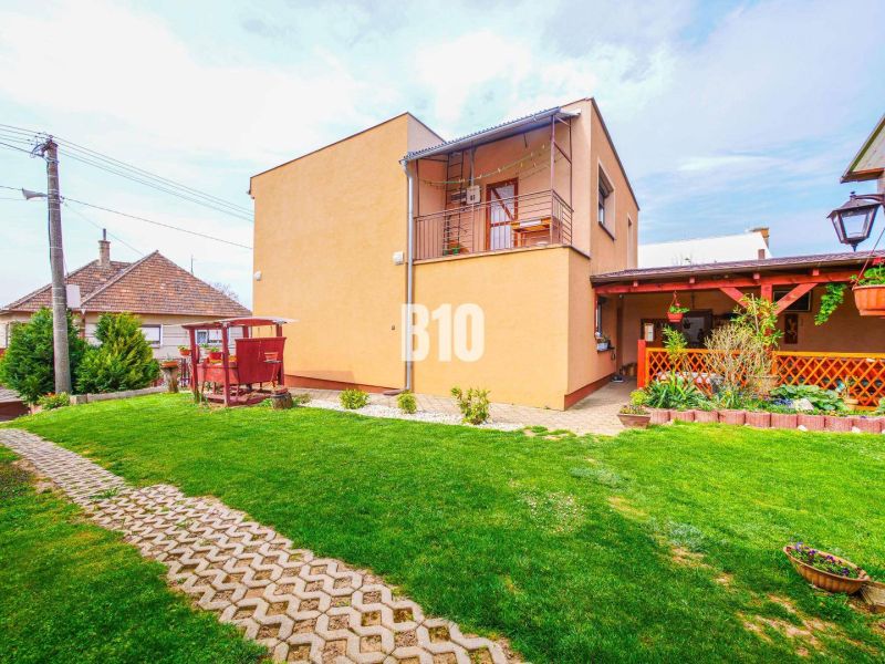 Ein Einfamilienhaus in Lukáčovce mit gepflegtem Garten und Terrasse, umgeben von Grün in der Gemeinde.