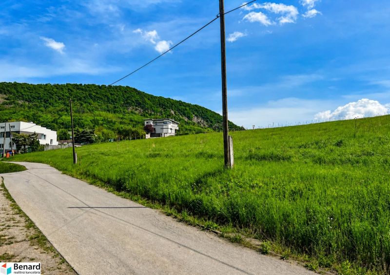 Hügelige Landschaft bei Fintice mit Baugrundstücken und ländlicher Umgebung im Hintergrund.