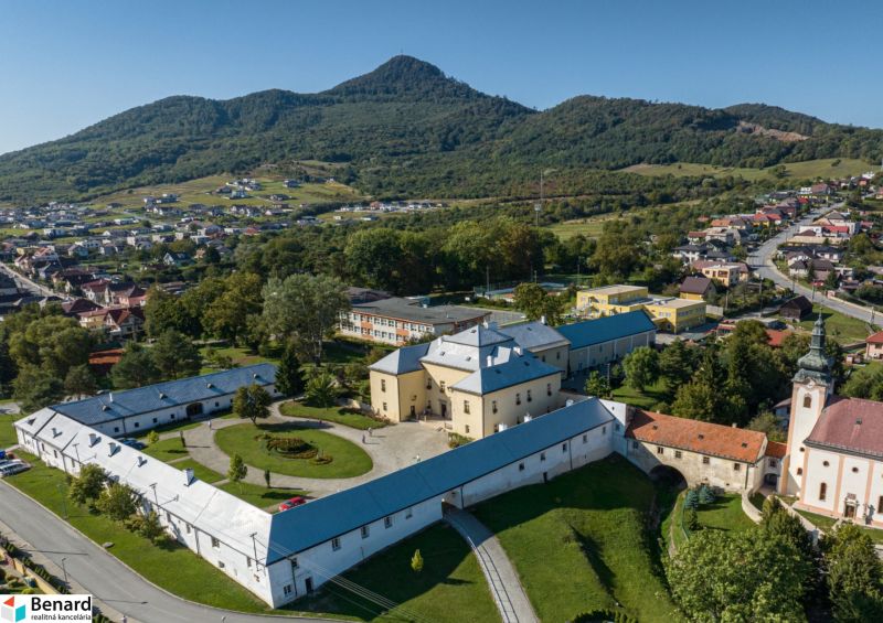 Ein historisches Gebäude mit Innenhof in der Umgebung von Fintice, Grundstücke - Wohnen, umgeben von Natur.