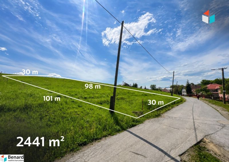 Grundstücke - Wohnen in Fintice mit einer Fläche von 2441 m², neben der Straße unter blauem Himmel.