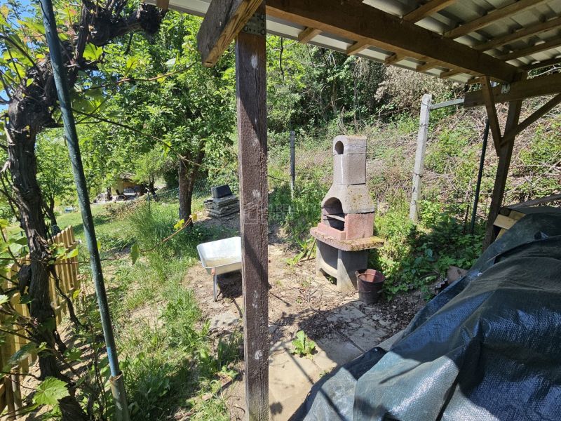 Gartenkamin bei der Hütte in Budatín, mit Pergola und Grün auf der Straße Budatín.