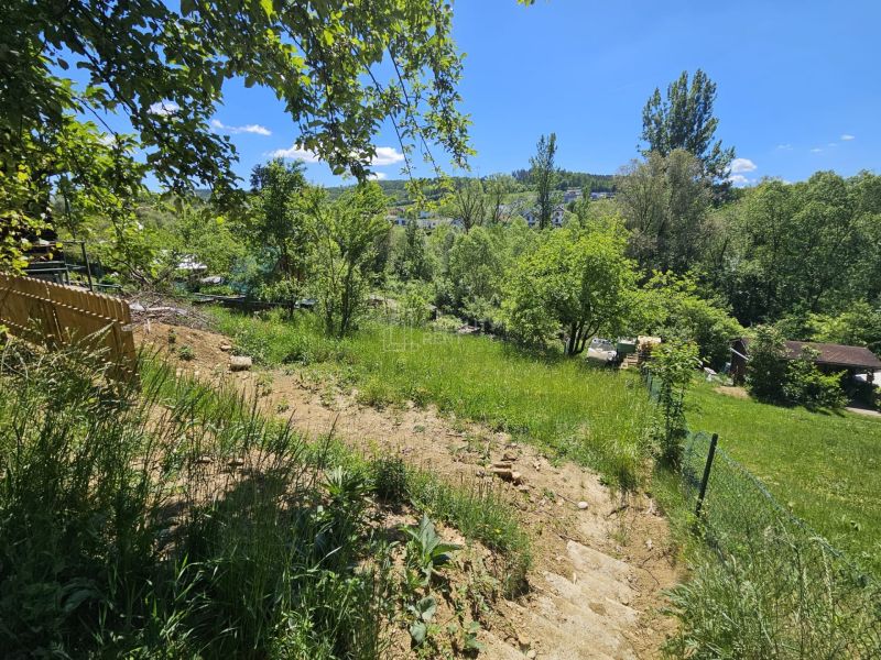 Ein terrassierter Garten mit Aussicht in Budatín, Budatín, umgeben von üppigem Grün und blauem Himmel.
