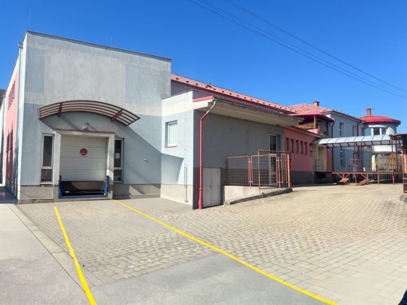 Produktionsräume in Kremnička, Banská Bystrica mit Zufahrtsrampe und Pflaster.