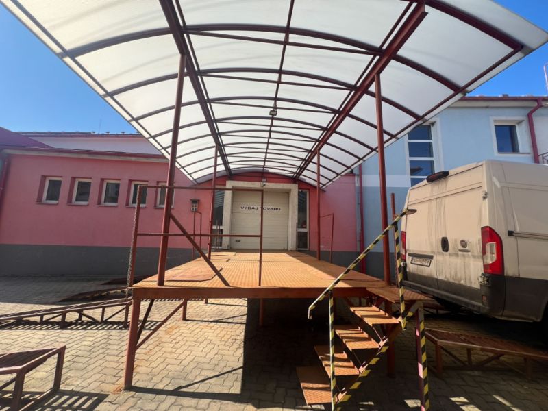 Laderampe mit Metalldach in Kremnička, Banská Bystrica, Produktionsräume.