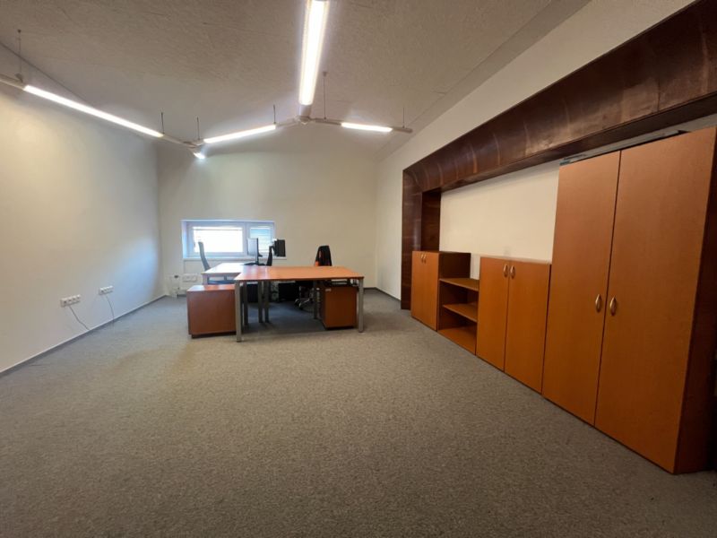 Interieur mit Tisch und Schränken in Lager- und Hallenräumen.