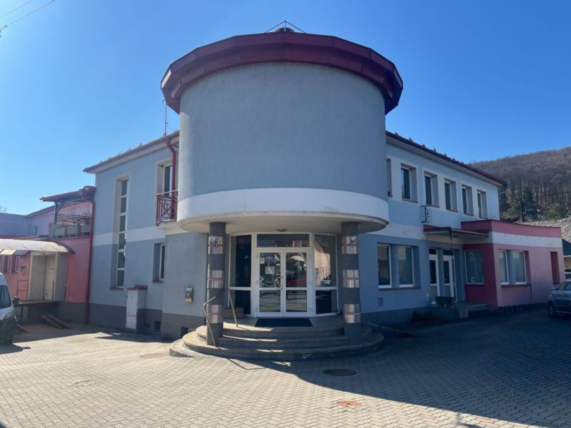 Gebäude mit einem Bogeneingang in Kremnička, Banská Bystrica, das als Lager und Halle dient.