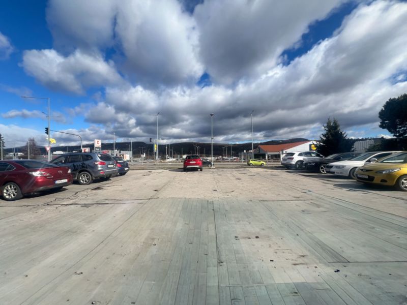 Parkplatz mit Autos und bewölktem Himmel in Žiar nad Hronom, Bezirk Žiar nad Hronom.