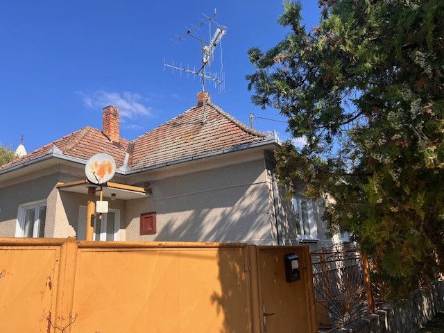 Ein Einfamilienhaus in Vrakúň mit einer Fernsehantenne und einer Satellitenschüssel auf dem Dach.
