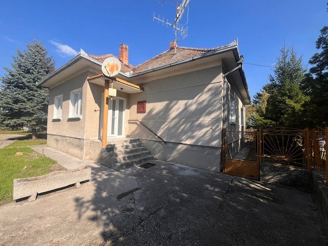 Ein Einfamilienhaus in Vrakúňa mit Treppen vor dem Eingang und einem einfachen Hof.