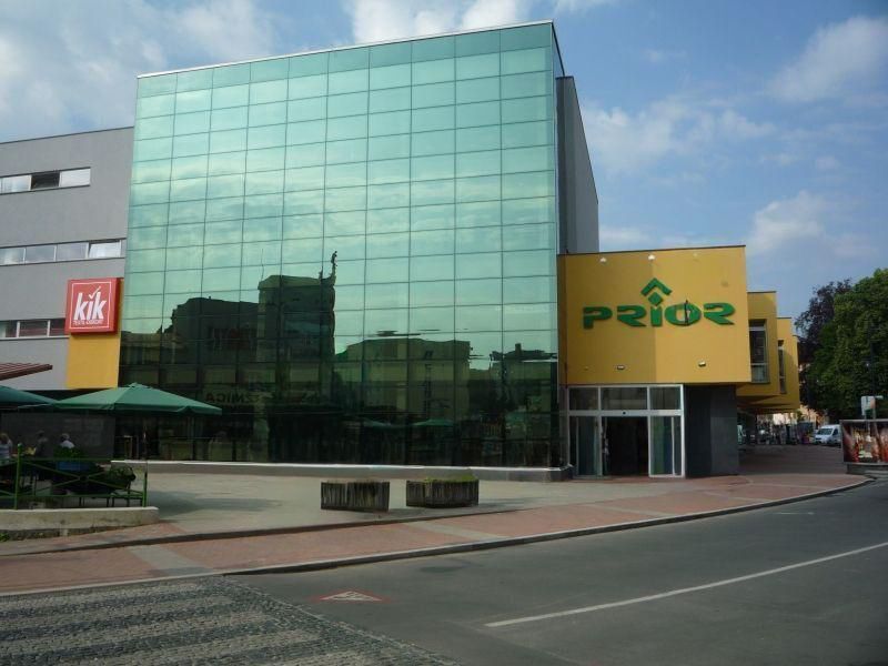 Einkaufszentrum mit Glasfassade in der Robotnícka-Straße in Banská Bystrica, Bezirk Banská Bystrica.