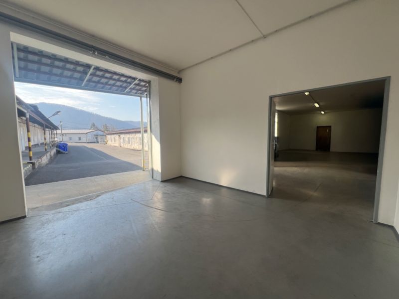 Lagerhallen und Gebäude im Bezirk Banská Bystrica, sichtbarer Eingang und Hintergrund des Gebäudes.