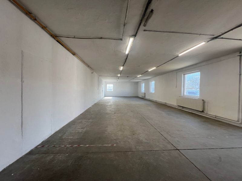 Weitläufige leere Halle mit Betonboden im Gebäude Lager und Hallen.