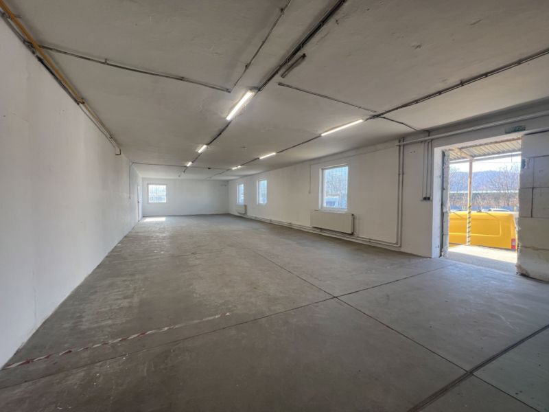 Geräumiges Interieur von Lagern und Hallen mit Betonboden und viel Tageslicht.