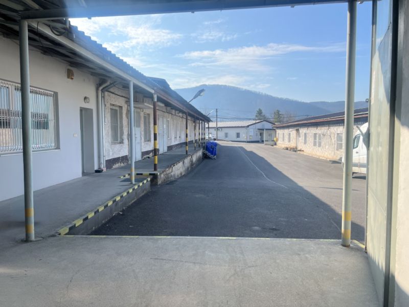 Industrieobjekte und Lagerhäuser auf der Cementárenská-Straße in Senica, umgeben von Bergen.