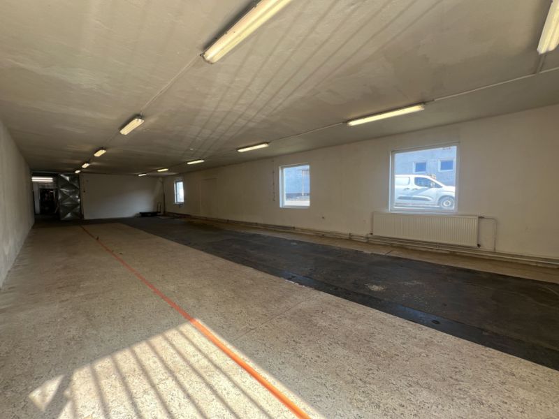 Halle mit Beleuchtung, Boden, Fenstern und Türen in Lagern und Hallen.