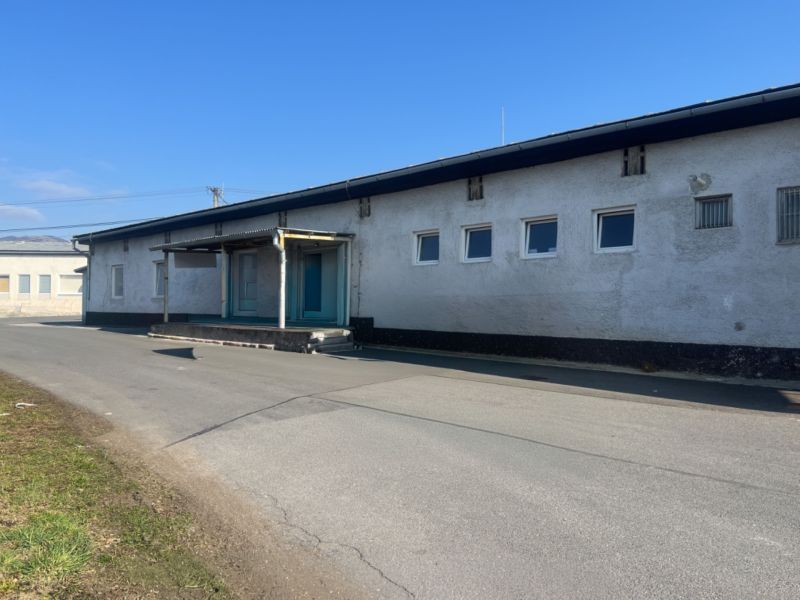 Lager und Hallen im Bezirk Banská Bystrica, ein Zementgebäude an der Straße.