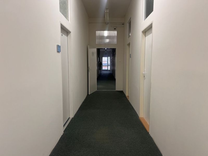 Der Flur im Büro mit Türen auf beiden Seiten.