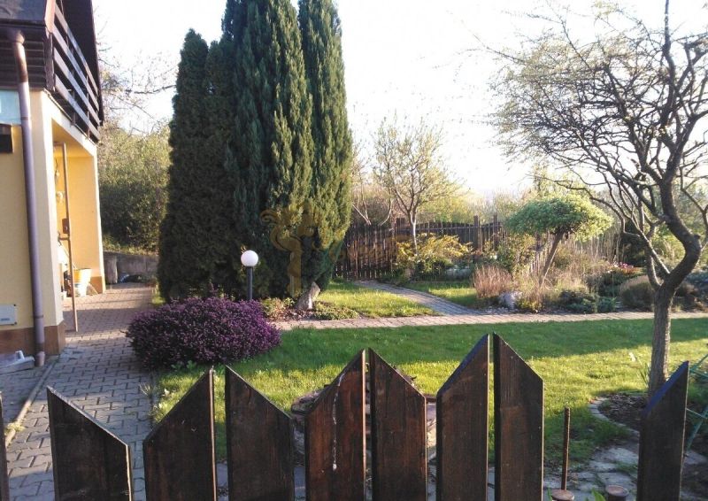 Garten bei einem Einfamilienhaus im Stadtteil Bratislava - Karlova Ves in der Karloveská Straße.