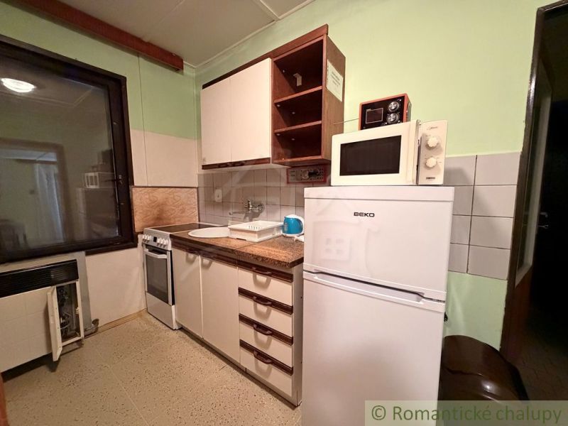 Küchenecke mit Geräten in der Hütte, Boden mit Holzdekor.