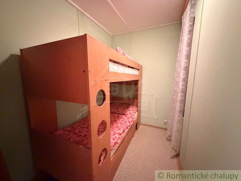 Etagenbett in der Hütte, helles Zimmer mit sanfter Beleuchtung.
