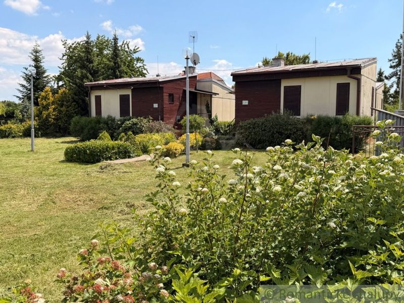 Zwei Hütten in Nové Zámky, umgeben von einem gepflegten Garten und Grünflächen.