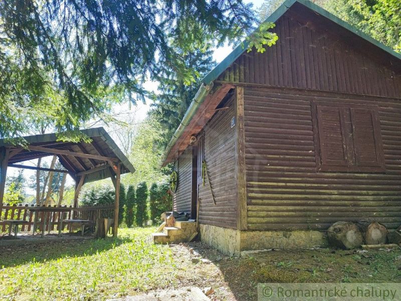 Eine Hütte in Slovenská Ľupča, umgeben von Grün, mit einer Außensitzgelegenheit und Holzelementen.