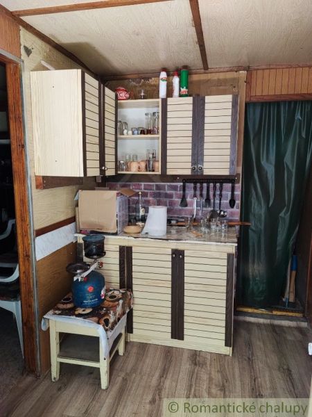 Küchenteil in einer Hütte mit einem Boden in Holzdekor.